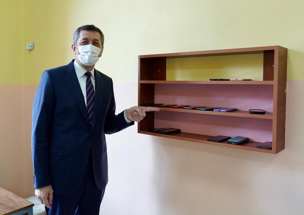 Cep telefonunu dersten önce buraya bırakıp derse katılan öğrencilerimiz, cep telefonunu elinden bir an bile bırakamayan yetişkinlere örnek olabilir mi acaba? Anne babalar da evlerine şöyle bir köşe yapsalar ne çok şey değişir...