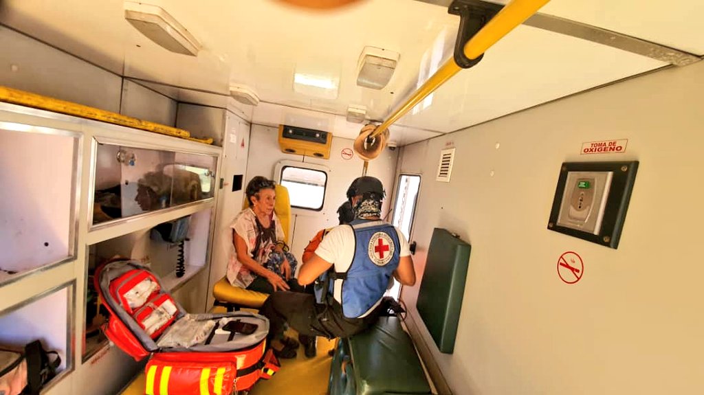 #Mástemprano Comisiones mixtas de @cruzrojaval @PCCarabobo <a href="/BomberoCarabobo/">BomberosCarabobo</a> <a href="/isarvzla/">I-SAR Venezuela</a> <a href="/BRAM_Venezuela/">BRAM Venezuela</a> Atienden lesionados tras explosión en edificio de Urb El Bosque Valencia #Carabobo #Venezuela #11marzo