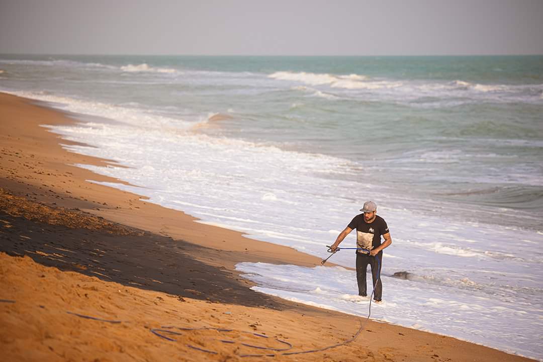PortoNovo_'s tweet photo. Énorme fresque de l'artiste SAYPE (Instagram saype_a) sur une plage de Ouidah (Benin). Là où des millions d'esclaves ont été embarqués lors de la traite négrière : Beyond Walls step 10 : Ouidah (Bénin)
1000m2, Biodegradable paint on sand, 2021" 
@gericsena
Photo : @vflpix
#Saype https://t.co/1owzFWxLAX