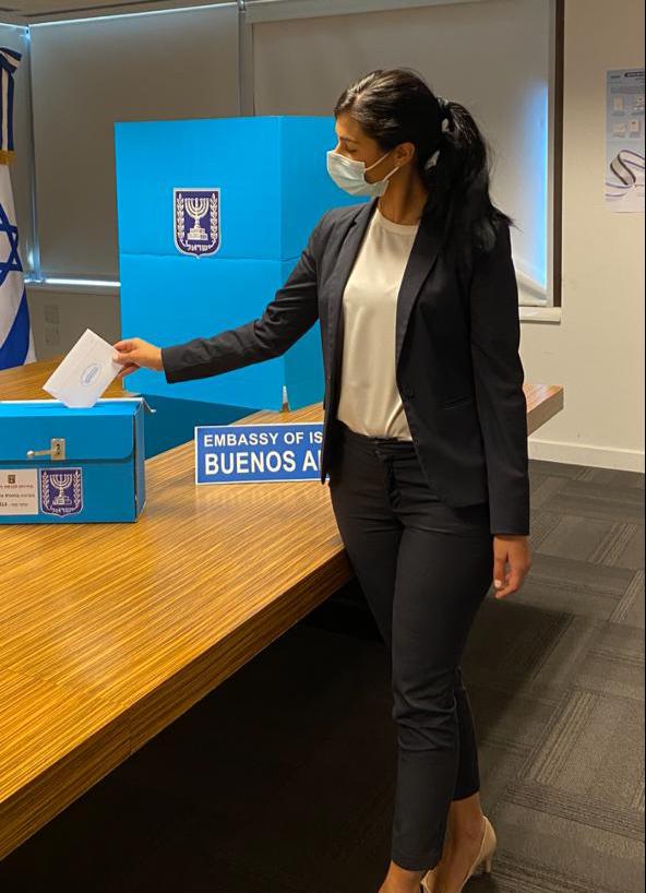 IsraelArgentina's tweet photo. La única democracia de Medio Oriente 🇮🇱💪
Al igual que en otras misiones diplomáticas, en la embajada de #Israel en Argentina hoy se abrieron las urnas para elegir a los miembros de la 24a #Knesset y nuestros diplomáticos cumplieron con su voto 👏
#EmbassyVotesIL https://t.co/Hi2lUNCXRq