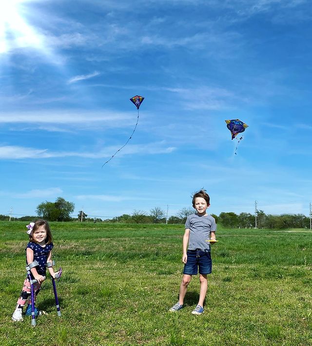 flyxkites's tweet photo. Sending love to @sarahwilder1 and family for sharing this lovely shot with us, feat. this cute duo flying a couple of our DLX Diamond kites > https://t.co/RQbvPn5BwL > 

#xkites #windnsun #unicorns #robots #kidsactivities #stayhealthy #kite #kiteflying #parenting https://t.co/8Zy8jjZr2P