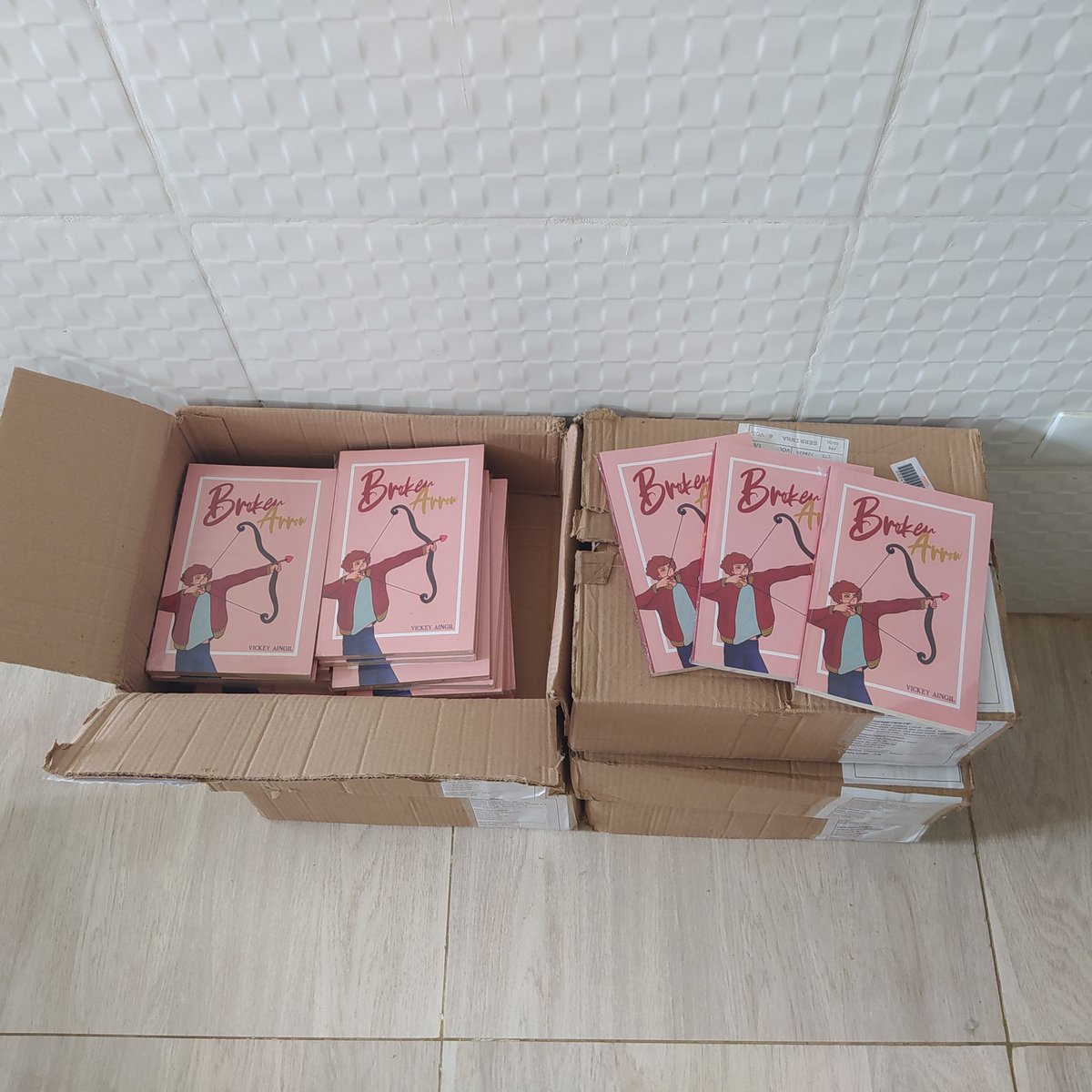 blueskysml's tweet photo. peguei 6 caixas do meu livro na editora pra vender autografado e só vendi 10 até agora :(

eu até fiz um site bonitinho :(

https://t.co/aNYZ3lqGAs

me dêem uma força comprando um exemplar ou pelo menos dando rt nesse tweet 🥺💛 https://t.co/rsDyFWntEQ