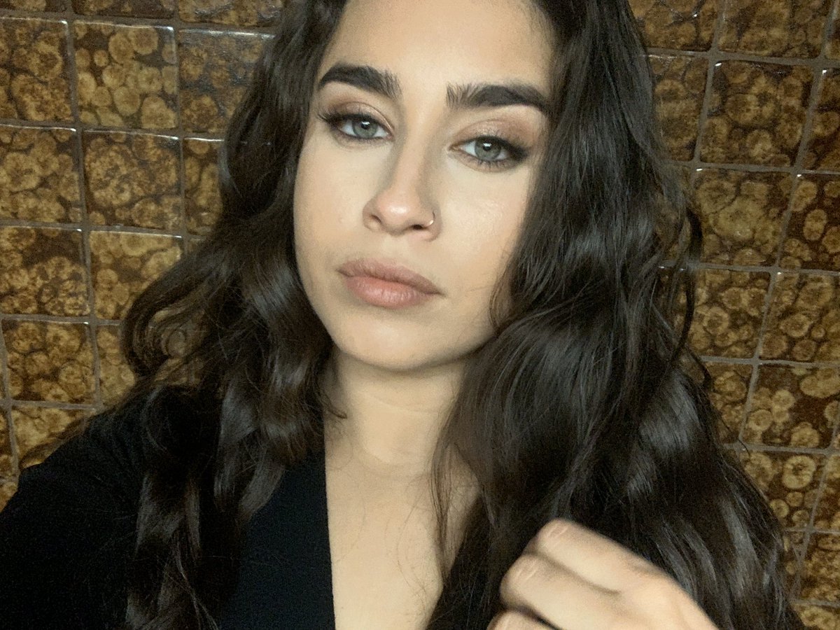 LaurenJauregui's tweet image. To unlock a woman:
Listen
to the way her body speaks 
with crystal clear clarity 
of exactly what she needs.