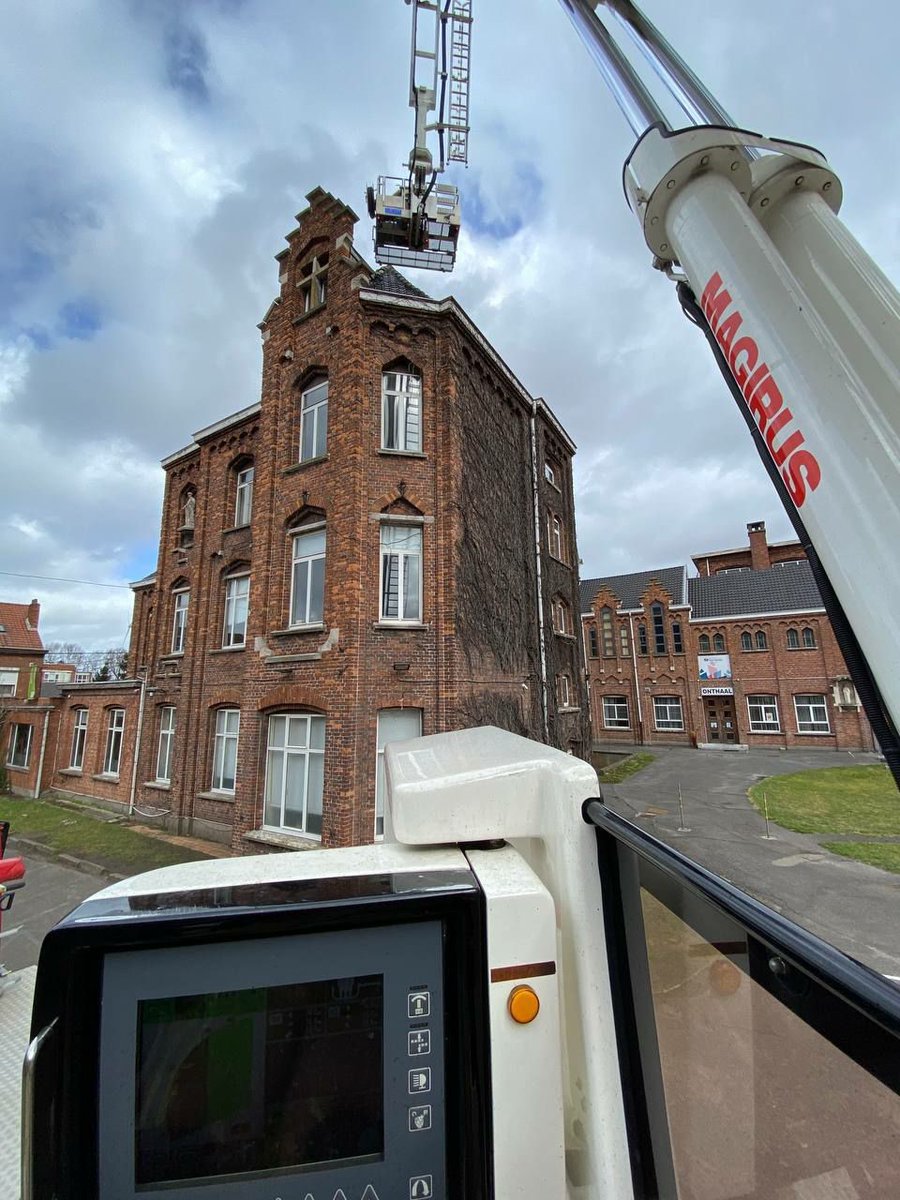 De felle wind zorgde tot nu voor 200 interventies in de 18 gemeenten van onze zone. Het gaat vooral over omgewaaide bomen, loshangende delen en weggewaaide panelen. De wind is intussen afgezwakt. We werken nu de openstaande interventies af. Bedankt aan het hele team! 👊