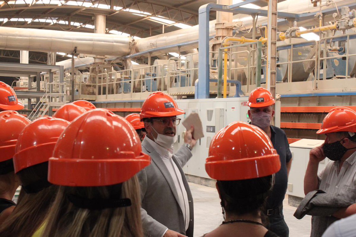 MRappallini's tweet photo. Gracias a los integrantes de @UIPBA y @UIAcomunicacion que hoy se sumaron a la recorrida por la fábrica de Cerámica Alberdi, en la que pude contarles el proceso productivo desde la llegada de la materia prima, hasta que las cerámicas quedan listas para su venta y exportación. https://t.co/N6W1fHIYMn