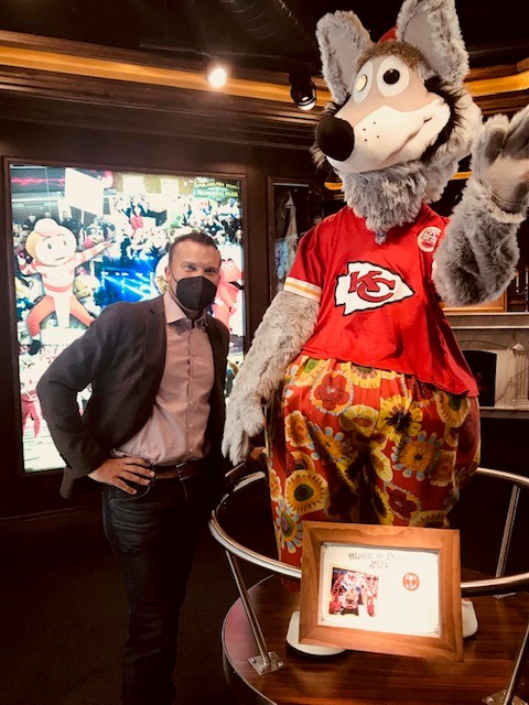 MascotHall's tweet photo. A BIG Shout Out and Thank You to Jeff Strack of @StrackVanTil for coming to take a tour of the Mascot Hall of Fame today! 👏👏👏👏
#MascotHall #mascothalloffame #MHOF #whitingindiana #StrackVanTil https://t.co/rk5xVKx1Iz