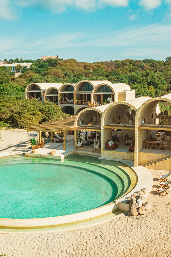 HOTBOOKmagazine's tweet photo. ¿Estás planeando tu próximo viaje? Oaxaca siempre es una buena opción. Conoce todo sobre Casona Sforza, el nuevo proyecto de Alberto Kalach en Puerto Escondido. #HOTtravel #HOTdestination #HotelBoutique #Oaxaca #PuertoEscondido #AlbertoKalach https://t.co/UUPtc4HyEl https://t.co/PA7WLRWef1