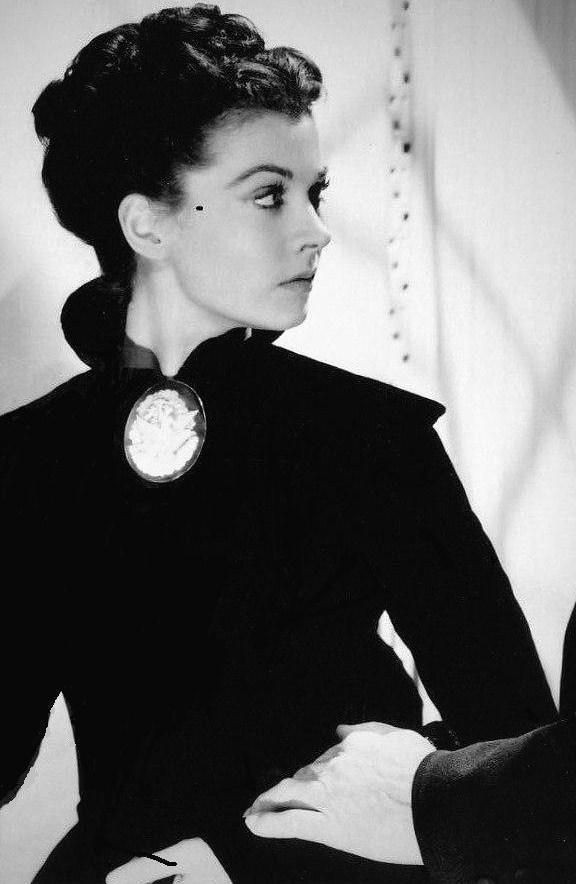 “I'm tired of everlastingly being unnatural and never doing anything I want to do.” - Scarlett O'Hara.

¤ Detailed writing style.
¤ Well-versed in the character and plot of Gone with the Wind.
¤ Multi-verse.
¤ Restarting after a long battle with suspension issues.