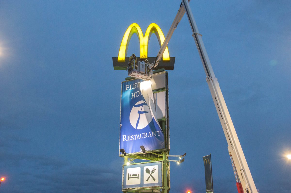 Brandweer verwijdert opnieuw losgeslagen spandoek in Steenwijk (Foto's) |. | #Steenwijk.