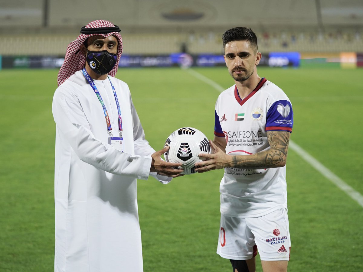 لاعبنـا المتألـق إيغـور كورونـادو
يـحتفـظ بكـرة الـسوبـر هاتريـك

▫️⚽️▫️⚽️▫️⚽️▫️⚽️▫️

#نادي_الشارقة