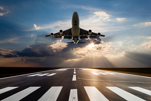 AMAACmx's tweet photo. ¿Sabías que...
el asfalto es la elección perfecta para las pistas de aeropuerto?
La mayoría de las pistas de aeropuertos están construidas con pavimentos asfálticos. La rapidez de construcción del asfalto lo convierte en el material ideal para la infraestructuras de aviación. https://t.co/PWmhSTwNvx