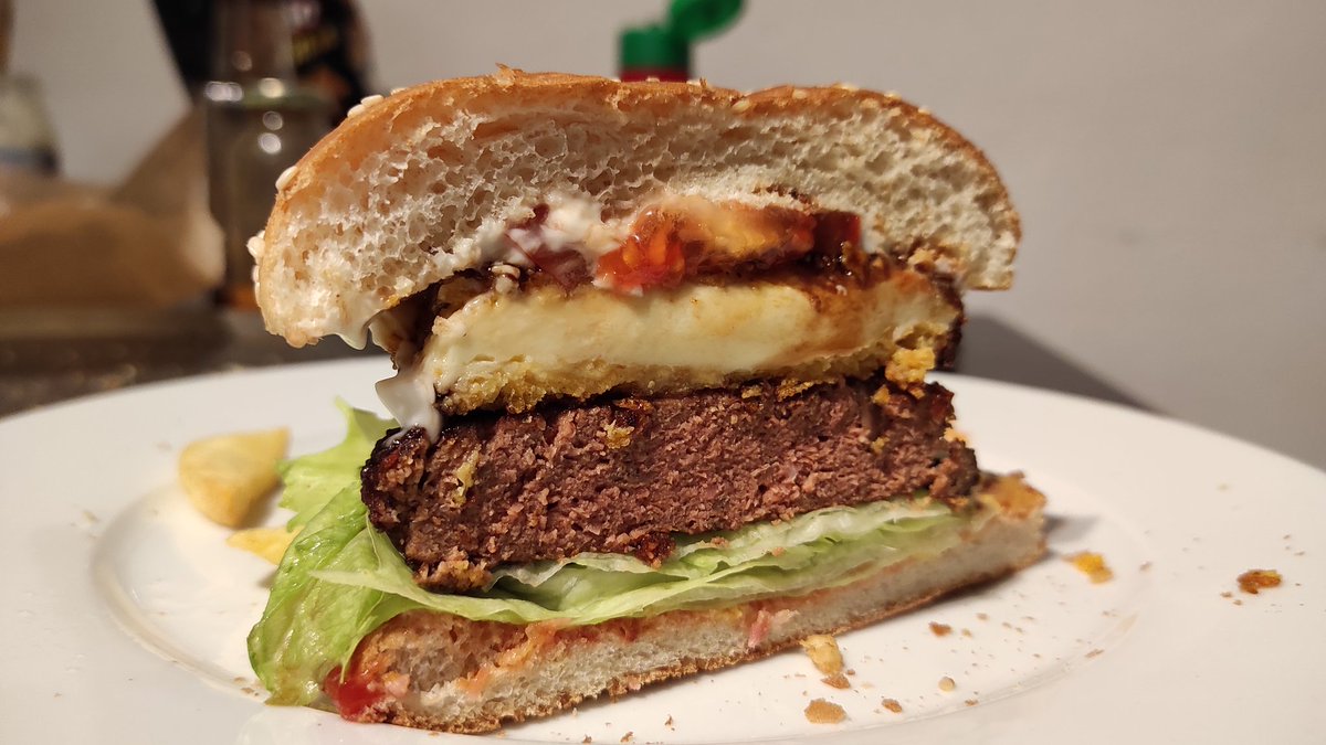 phean_ix's tweet photo. Burger-Overkill
Peace Burger von mit mit Nachos paniertem Mozzarella 🥺🤤 klingt pervers, ist pervers, aber schmeckt richtig lecker https://t.co/rFyfopOPUS
