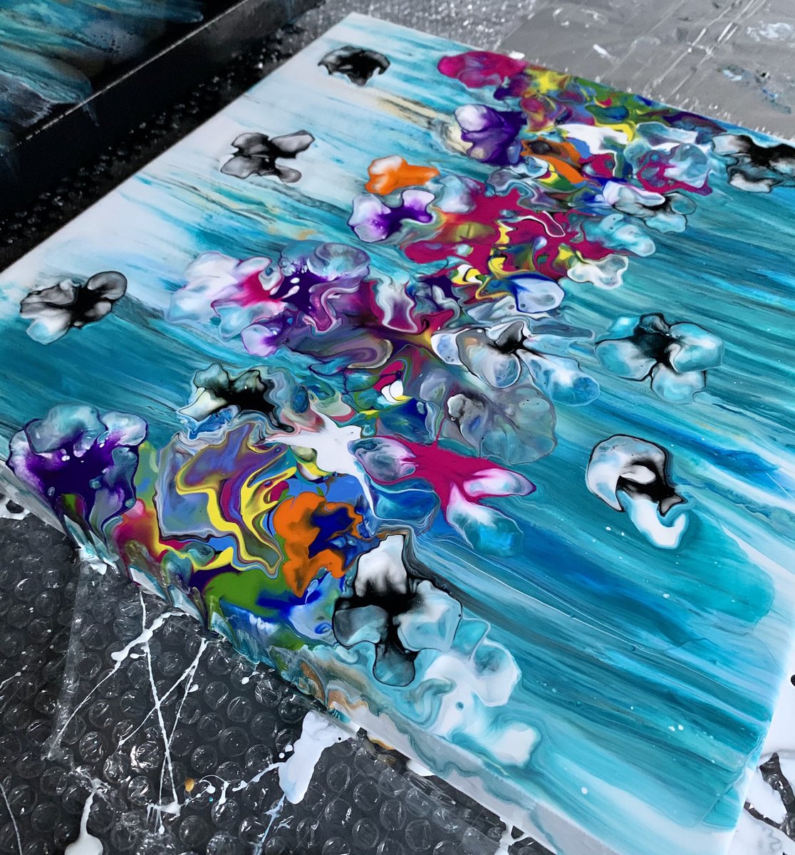 This weekends pour, 26x26 inch with a deep edge #art #artforsale #artwork #artist #artgallery #modern #modernart #modernartist #fluid #fluidart #fluidgallery #pour #pourart #poursrtist #colour #texturd #painting