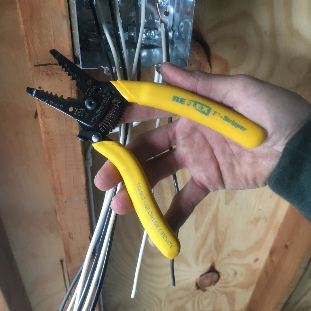 "Loving my reflex t strippers from @ideal_canada" RP @the_okay_sparky ⚡️⚡️⚡️

We want to know - do your go-to wire strippers have curved or straight handles?

#idealelectrical #electriciansofinstagram #electricalwork #idealtools #canadianelectrician #electrician