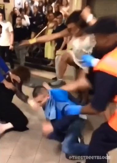 siriusthestr's tweet image. This is what mfs think will happen if mandem catch them wearing cargos and oversized tees instead of tech fleece