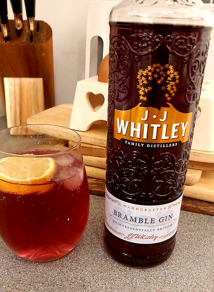 zoezm_'s tweet photo. Ooer, new discovery 🍸 #bramblegin #summerdrink https://t.co/GsAViLQbcH