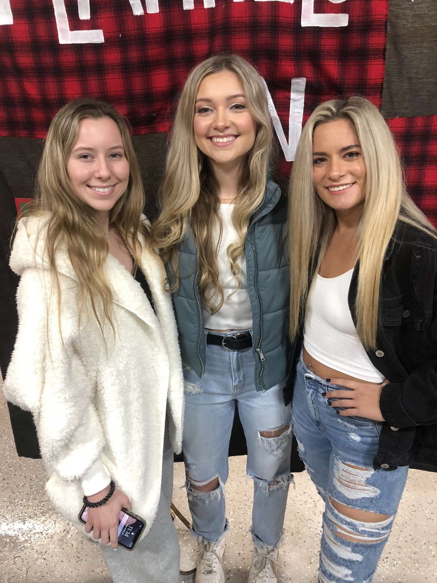 kayleesanchez__'s tweet photo. Happy 19th bday sis 🤠 @sarahcroww https://t.co/Nnah1a2b6J
