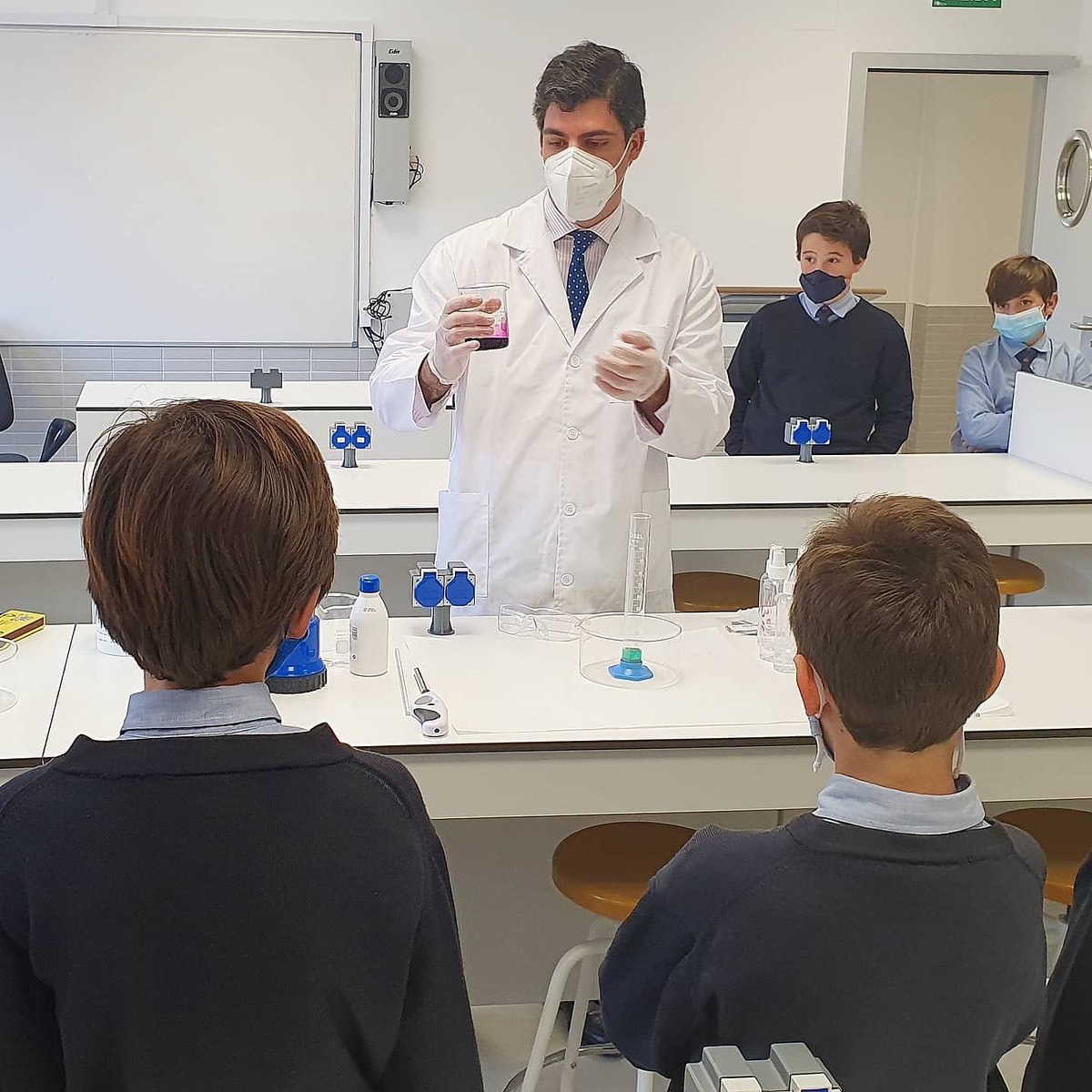 ColegioAldovea's tweet photo. Chemical reactions or mixtures? 6⁰ #Primaria experiment in the lab what they learnt in class.
¿Reacciones químicas o mezclas?
Alumnos de 6⁰ #Primaria experimentan en el laboratorio lo que han aprendido en clase.
#learningbydiscovering #laboratory #AldoveaSTEAM #somosAldovea https://t.co/pUHFb4I8k0