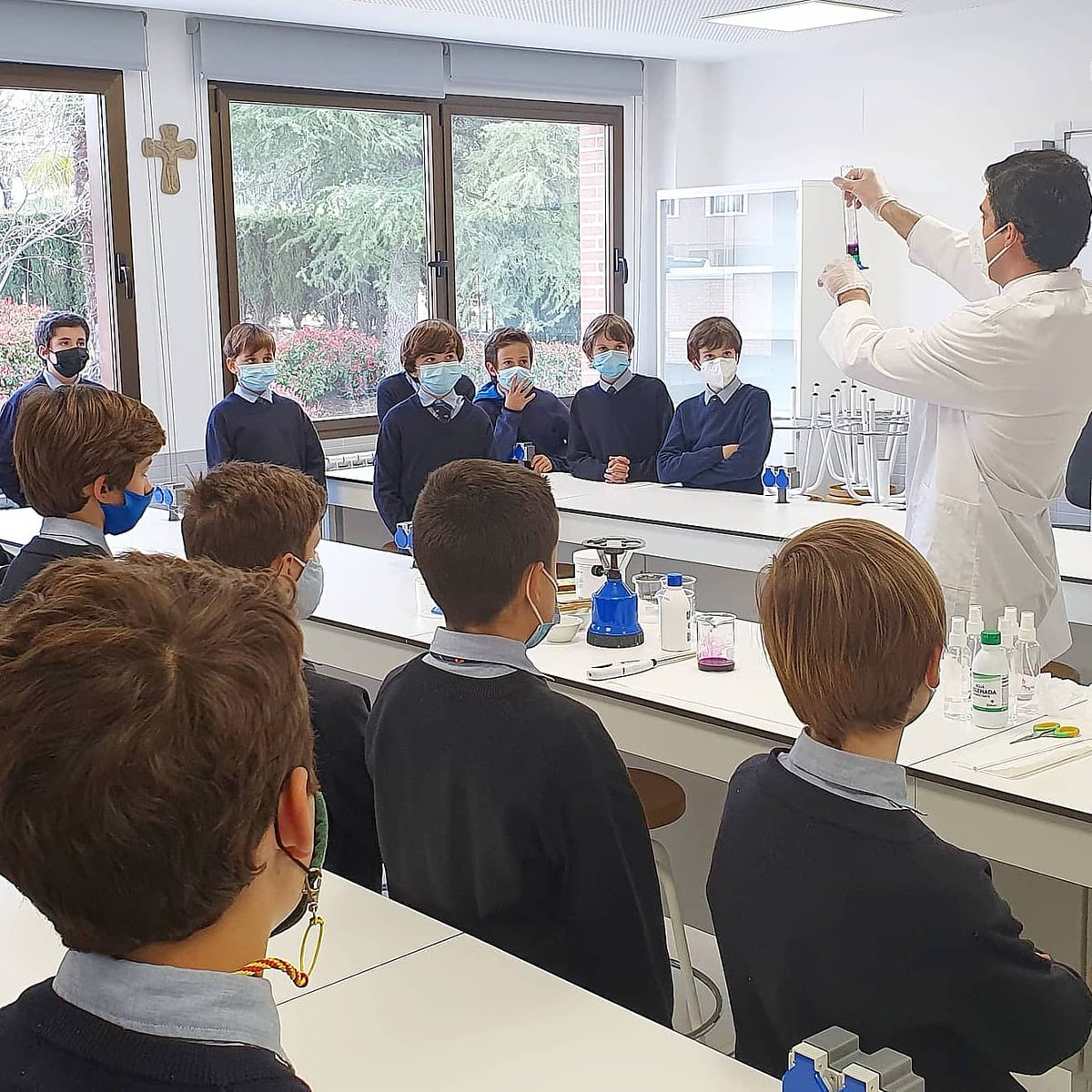ColegioAldovea's tweet photo. Chemical reactions or mixtures? 6⁰ #Primaria experiment in the lab what they learnt in class.
¿Reacciones químicas o mezclas?
Alumnos de 6⁰ #Primaria experimentan en el laboratorio lo que han aprendido en clase.
#learningbydiscovering #laboratory #AldoveaSTEAM #somosAldovea https://t.co/pUHFb4I8k0