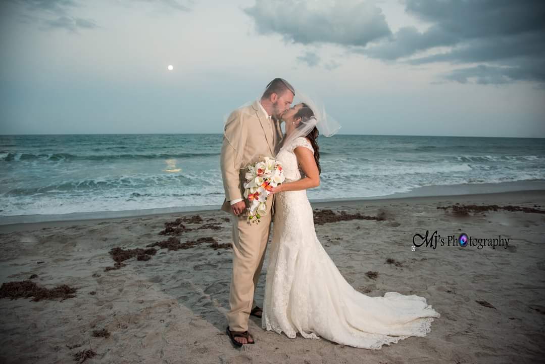 MJsPhotography2's tweet photo. Happy anniversary!!
#oregonwedding
#pnwbride
#wedding
#weddinginspiration
#theknot
#theknotweddings
#fineartfriday
#pnwphotographer
#oregonphotographer
#modernbride
#weddingmasterpieces
#bridalguide
#itstartedwithyes
#100_layercake
#stylemepretty https://t.co/7rlB7196mK