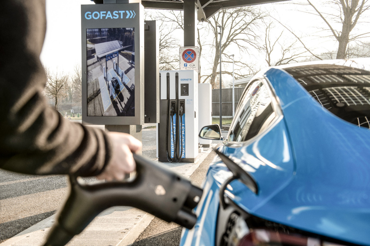 Beim Autobahnrastplatz #Oftringen Ost (A1), hat <a href="/gofast_swiss/">GOFAST</a> eine Stromtankstelle mit insgesamt vier <a href="/EVTECfastcharge/">EVTEC</a> Schnellladestation in Betrieb genommen.