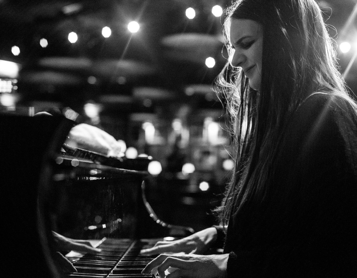 Hoy en "mujeres instrumentistas de la historia del Jazz" la pianista y compositora Sarah Tandy. <a href="/SarahTandyPiano/">Sarah Tandy</a>