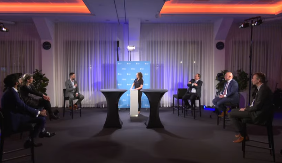 AnneWehkamp's tweet photo. Alle deelnemers aan het #imvodebat stemmen voor de stelling: "#Vakbonden en maatschappelijke organisaties moeten een belangrijkere positie krijgen binnen internationale handel" https://t.co/XYhK5LadTy