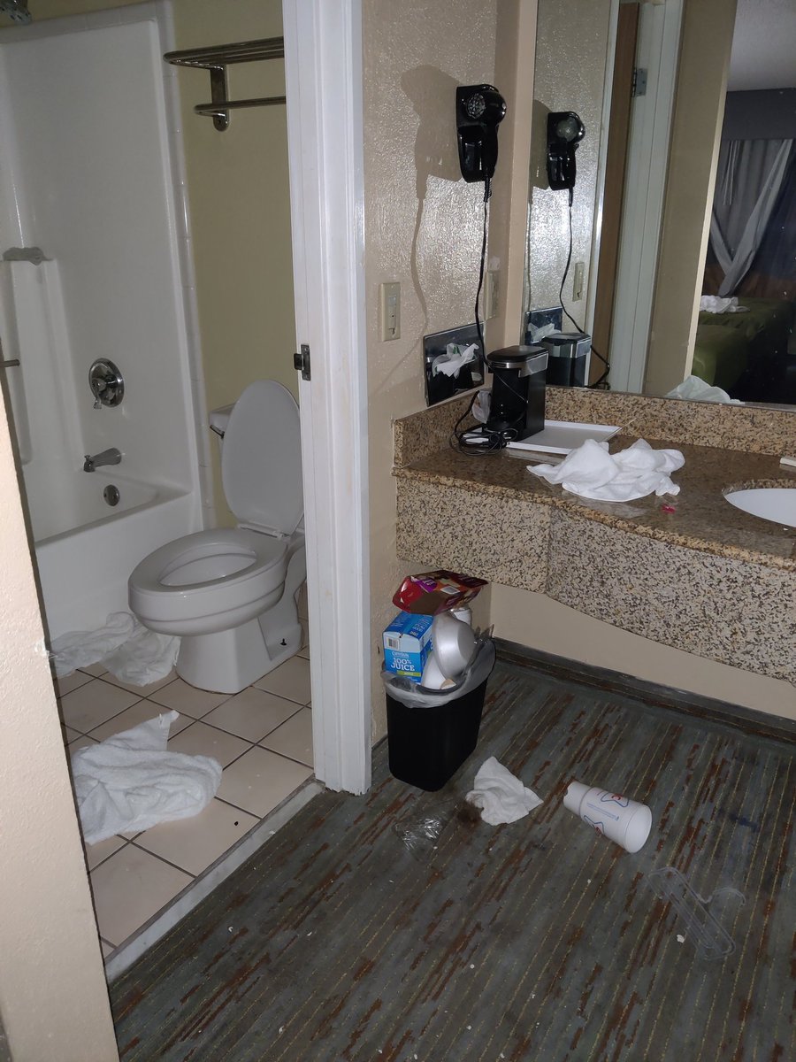 mutedisaster's tweet photo. @ChoiceHotels Stayed a the Quality Inn in Phoenix I-17 and it was one of the worst experiences I've ever had traveling with my family. The room was dirty. It looked like someone had just left minutes before. Please look into this hotel. https://t.co/y9YhWrKpIn