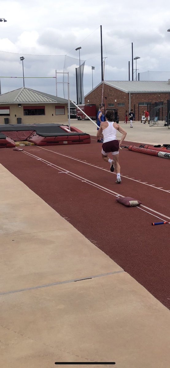 DavenportTrack's tweet photo. 1st attempt at a new PR. @DavenportWolves #ACJB https://t.co/d07vd4NVAw