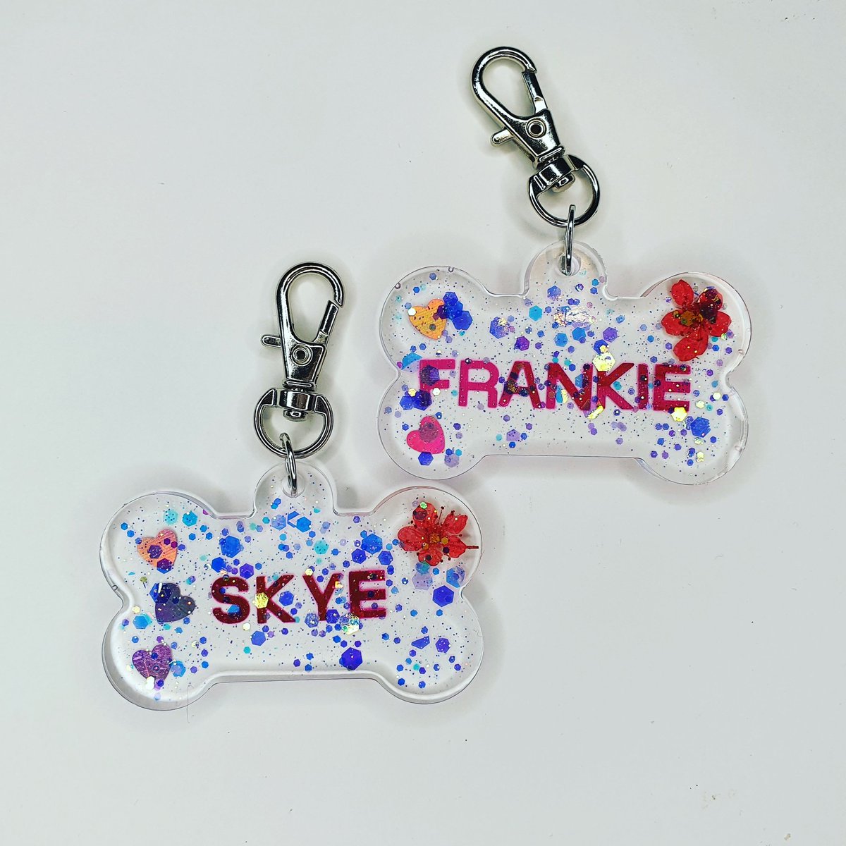 Dog Tags 🐶💜

Different designs available, just message us here or on facebook if you would like to order! 

£3.50 each plus free P&amp;P! 

facebook.com/The-Wee-Resin-…

#resinart #resin #resinartwork #bespokeresinart #dogtags #resindogtags #resincharms #dog #glitter #hearts #girly