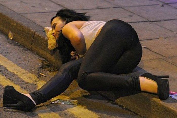 GISELLE_HGC's tweet photo. No classy woman would ever get so drunk in public that she passes out on the pavement and uses a slice of pizza as a pillow. https://t.co/MXeYXoQME6