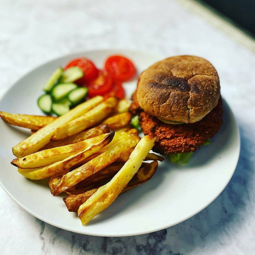 foodofevery's tweet photo. Delicious Beetroot burger with fresh chips with avocado and baked sliced onion, thanks to Omar the Spanish chef @omarallibhoy . .
.
.
.
.
#beetrootburger #beetroot #surreal #planets #vegitarianfood #vegiburger #vegiburgers #beetrootrecipes #meatfree #mea… https://t.co/L5FzxPSdnI https://t.co/nwfnzkGpDE