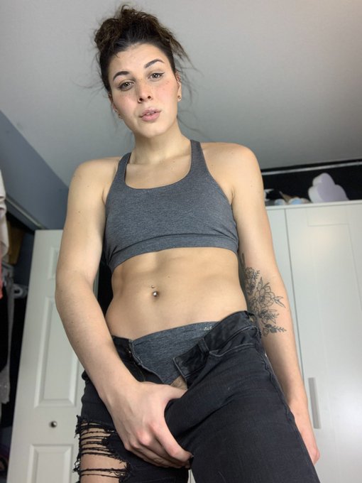 The ripped jeans arent the best for concealing a boner 🤔 https://t.co/aMRFYcPyyE