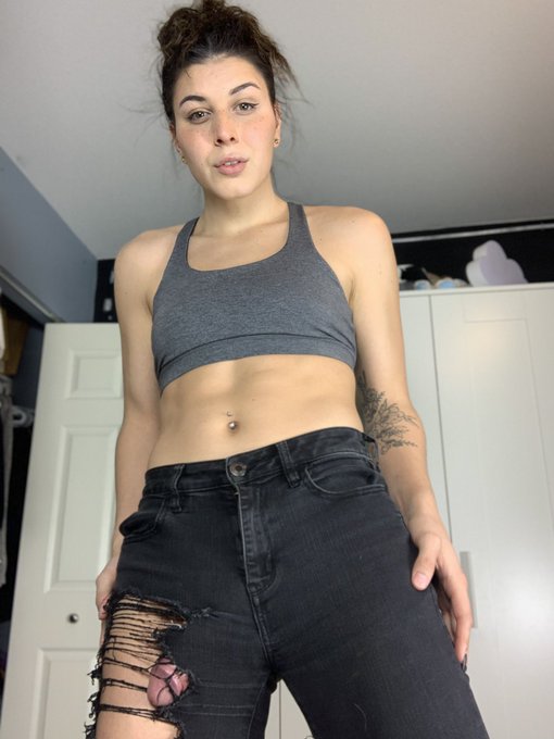 The ripped jeans arent the best for concealing a boner 🤔 https://t.co/aMRFYcPyyE