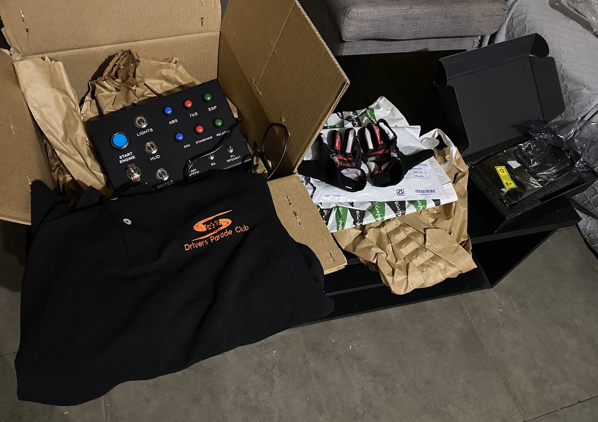 Llegar a casa y encontrarte esto...😭. Una botonera y polo de la <a href="/DriversparadeCb/">Drivers Parade Club</a> unos guantes top de <a href="/iracingsbsports/">iRacingSBS Esport Team</a> y una gráfica 1060 6gb de <a href="/AlbertoNavaln/">Alberto Navalón</a>. Mil gracias @CarracelasFran <a href="/iracingsbs/">iRacingSBS</a> y <a href="/AlbertoNavaln/">Alberto Navalón</a> con personas como vosotros todo es más fácil. 😘😘
#Tonireturn