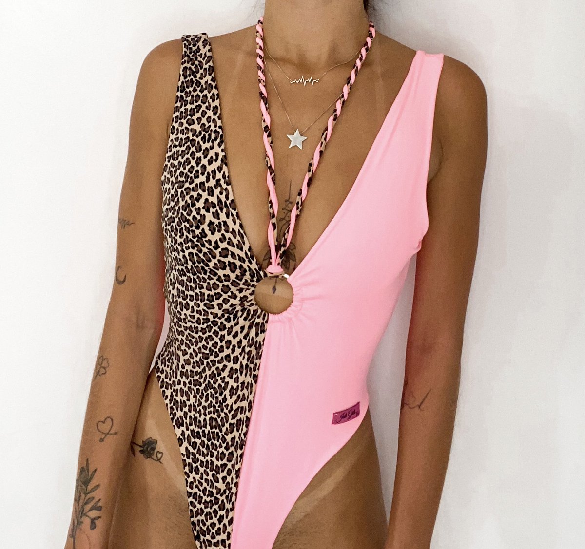 JuligirlsMarca's tweet photo. Body Merliah Rosê com Animal Print 💖🐆

produzido no suplex poliamida com proteção UV50+* sendo possível ser usado como maiô, modelagem cavada, não marca, sustenta e valoriza muuuito o busto! ✨

👉🏻 Vem ver no site: https://t.co/nU6Jdw2ra2 https://t.co/29Y3B7dVD1
