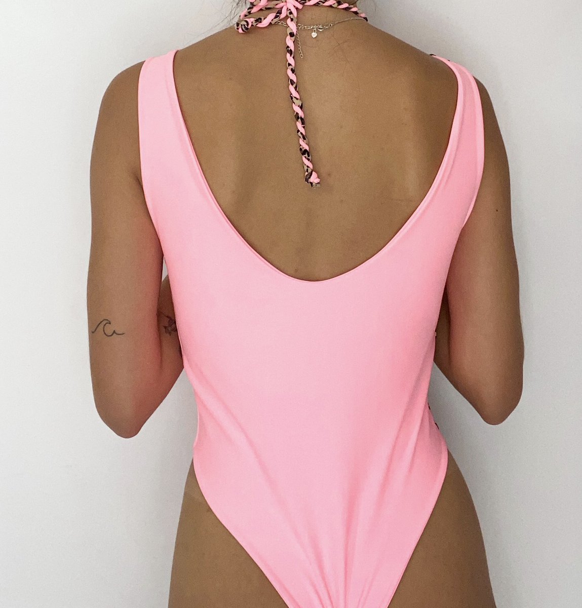 JuligirlsMarca's tweet photo. Body Merliah Rosê com Animal Print 💖🐆

produzido no suplex poliamida com proteção UV50+* sendo possível ser usado como maiô, modelagem cavada, não marca, sustenta e valoriza muuuito o busto! ✨

👉🏻 Vem ver no site: https://t.co/nU6Jdw2ra2 https://t.co/29Y3B7dVD1
