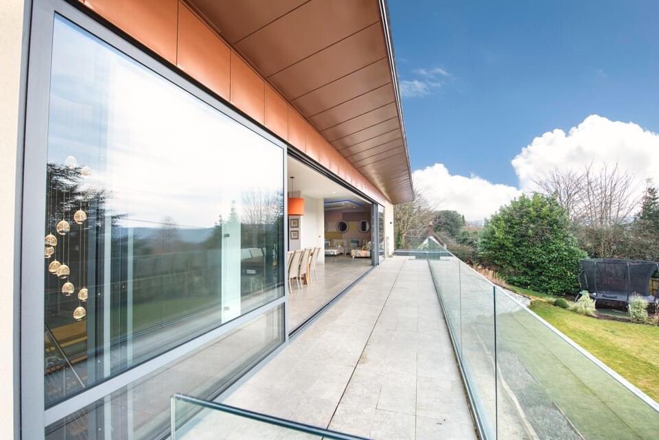 ClearglazeBath's tweet photo. A breathtaking #Throwback to the Team TG installation at The Croft.

The Visoglide Plus slide away effortlessly to give this home 8 meters of open space - they really do deliver the WOW factor! 

#glass #SOMERSET https://t.co/nfGYIwyFIn