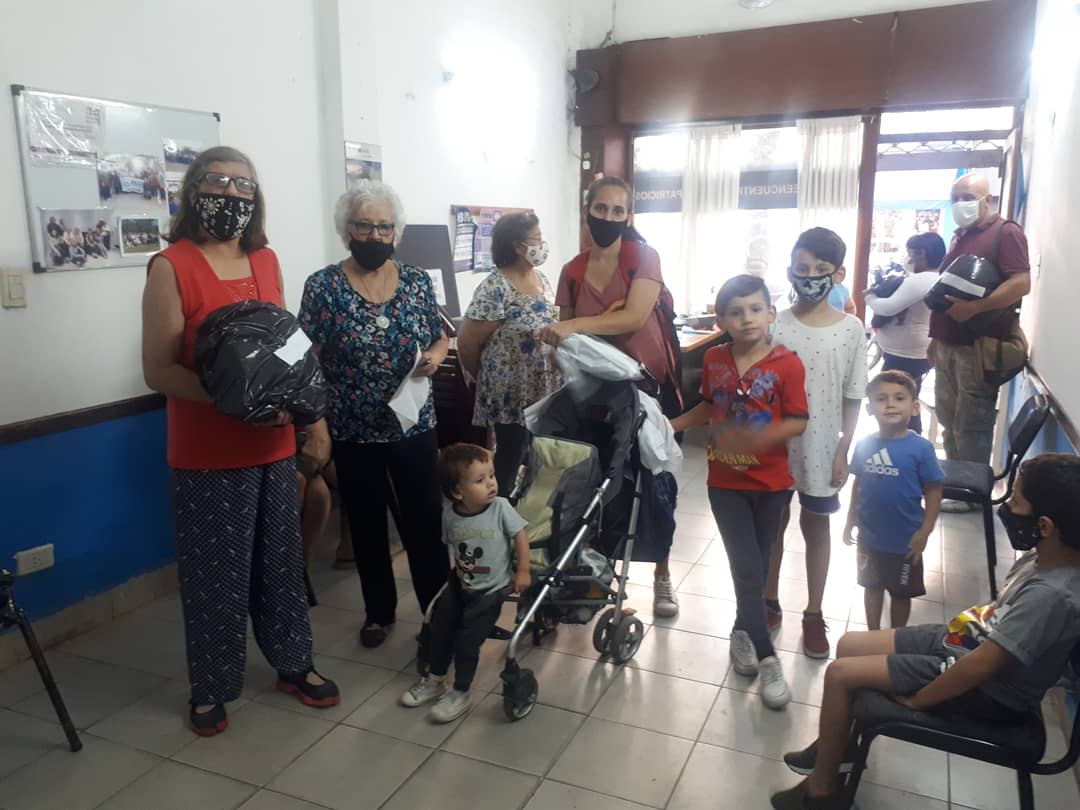 corazonquemero's tweet photo. Agradecemos al Centro de Jubiladas Reencuentro  de Parque Patricios por la.donación de útiles escolares . 😊
#VueltaALaEscuela 
#Solidaridadenred https://t.co/fhpg5MOHcv