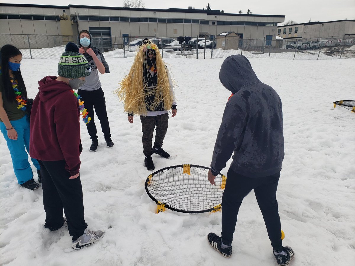 LaFrats's tweet photo. @MrsHoll7 and the STP Phys Ed Dept. brought the fun back today with our annual winter activity day. A great day, lots of fresh air and a lot of fun! #bestpaul #becommunity https://t.co/bCqSz1whzi