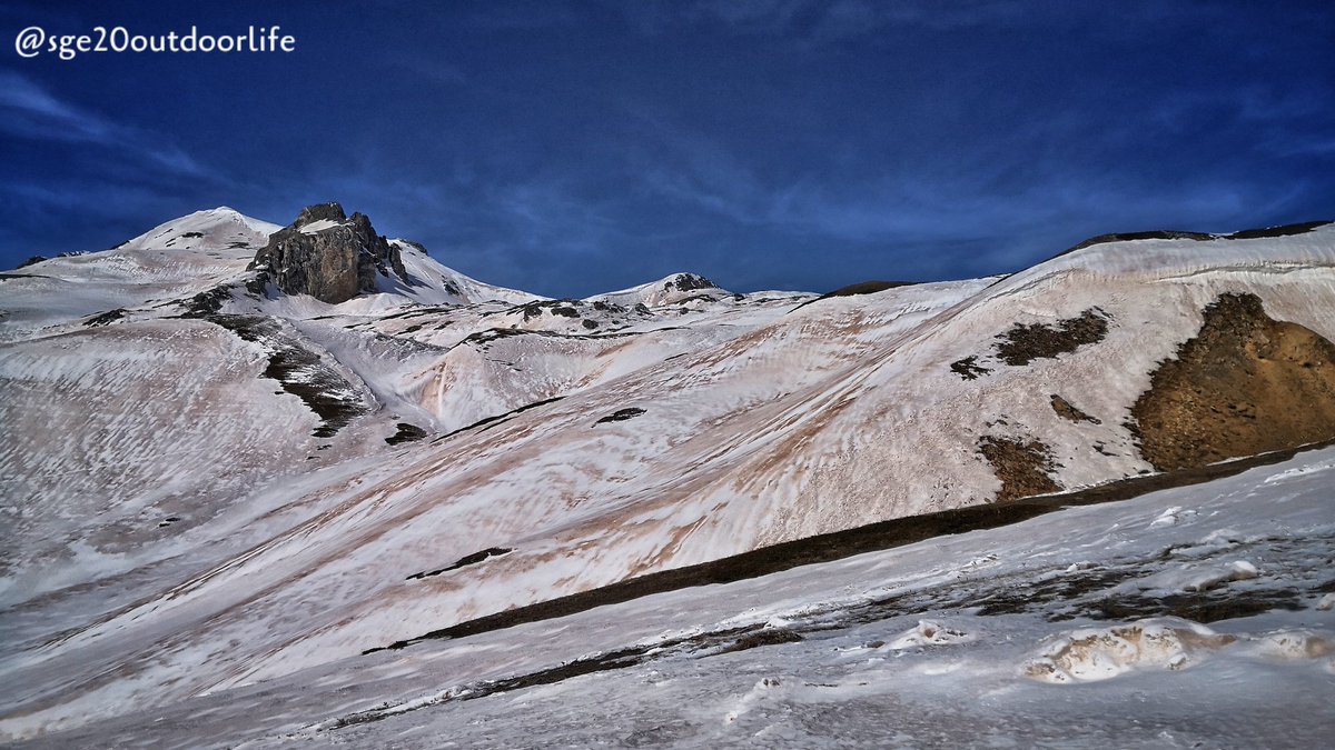 InfoSge20's tweet photo. I colori della neve. #outdoorlife #nevediversa #lettheoutdoorbeyourcure #snowshoeing #latuaguidaoutdoor #guidaescursionistica https://t.co/UdtRNmxnzV