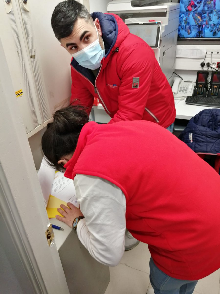 AutismoBata's tweet photo. 📣Hemos firmado Convenio con @EROSKI City Vilagarcía de prácticas formativas de #Reponedor participando una persona del Servicio de Empleo de Bata.
El proyecto está financiado por @Fundacion_ONCE y #FondoSocialEuropeo a través de la #Convocatoriapoises y el #ProgramaUnoaUno https://t.co/dSplgZGlUF