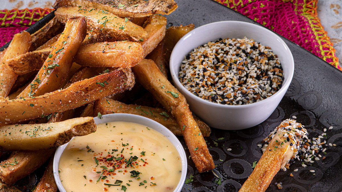 YoQuieroBrands's tweet photo. Can't get enough cheese? Top off your favorite dish with our rich #4PepperQueso for a jolt of cheesy goodness! 🧀 https://t.co/pKPsgHVVhs #YoQuieroBrands #Queso #CheeseDip #CheeseFries https://t.co/lhpx2hbqII