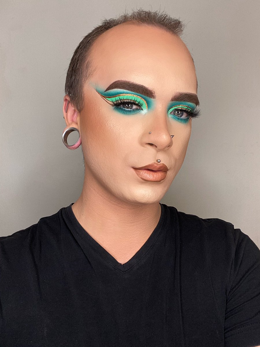 dyment_daniel's tweet photo. @bperfectcosm @ABHcosmetics @nyxcosmeticscan @Maybelline Green and Gold winged eyeshadow. https://t.co/tTMTWDshYP