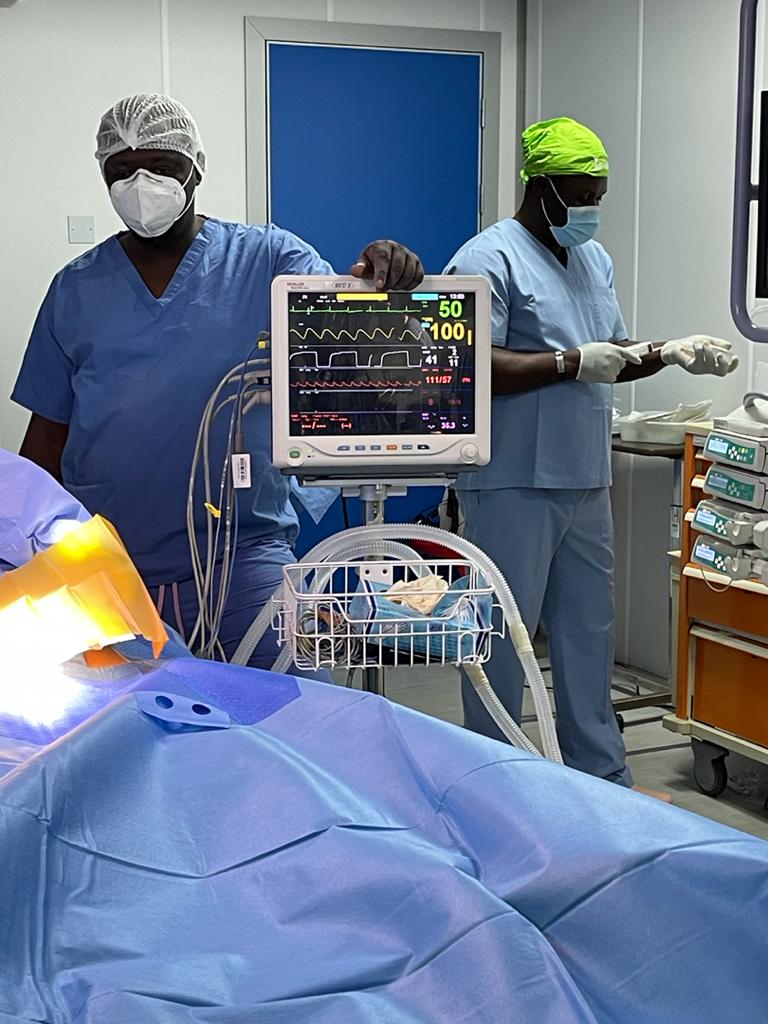 OvieNews's tweet photo. Nigeria born Ahmed Ninalowo has led a team to perform the country's first endovascular abdominal aortic aneurysm repair ( EVAR). The ailment leads to high mortality rate without treatment and patients go to India, Norway for EVAR . Ahmed returned home after training in the US. https://t.co/SMM9VdIyAx