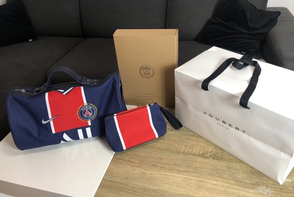 La Source Parisienne (@lasource75006) on Twitter photo WE DID IT <a href="/joubert_paris/">Ɉ O U B E R T</a> !
Le plus beau cadeau au monde le maillot des 50 ans du #PSG déstructuré et ressuscité en une pièce de maroquinerie unique. Que dire ... MERCI ❤️💙 WE DID IT <a href="/joubert_paris/">Ɉ O U B E R T</a> !
Le plus beau cadeau au monde le maillot des 50 ans du #PSG déstructuré et ressuscité en une pièce de maroquinerie unique. Que dire ... MERCI ❤️💙