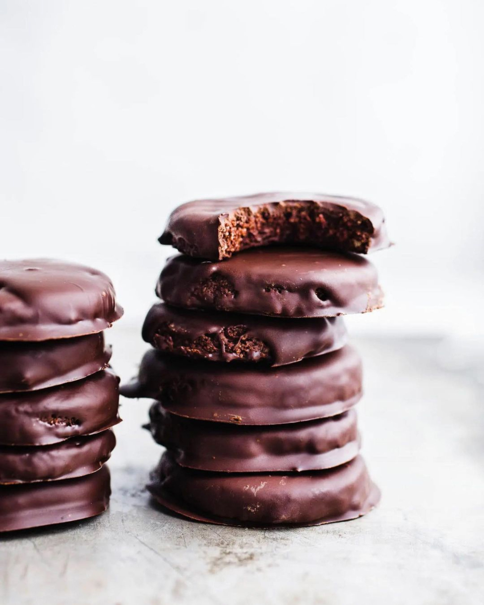 Love 🍀 Girl Scout Cookies but want an #allergyfirendly alternative?  This THIN MINT COOKIE recipe will satisfy that crunchy, minty, chocolatey craving instantly! 🤤🌈 Grab the recipe > bit.ly/3kZucKQ

📸: <a href="/saltedplains/">Tessa</a>