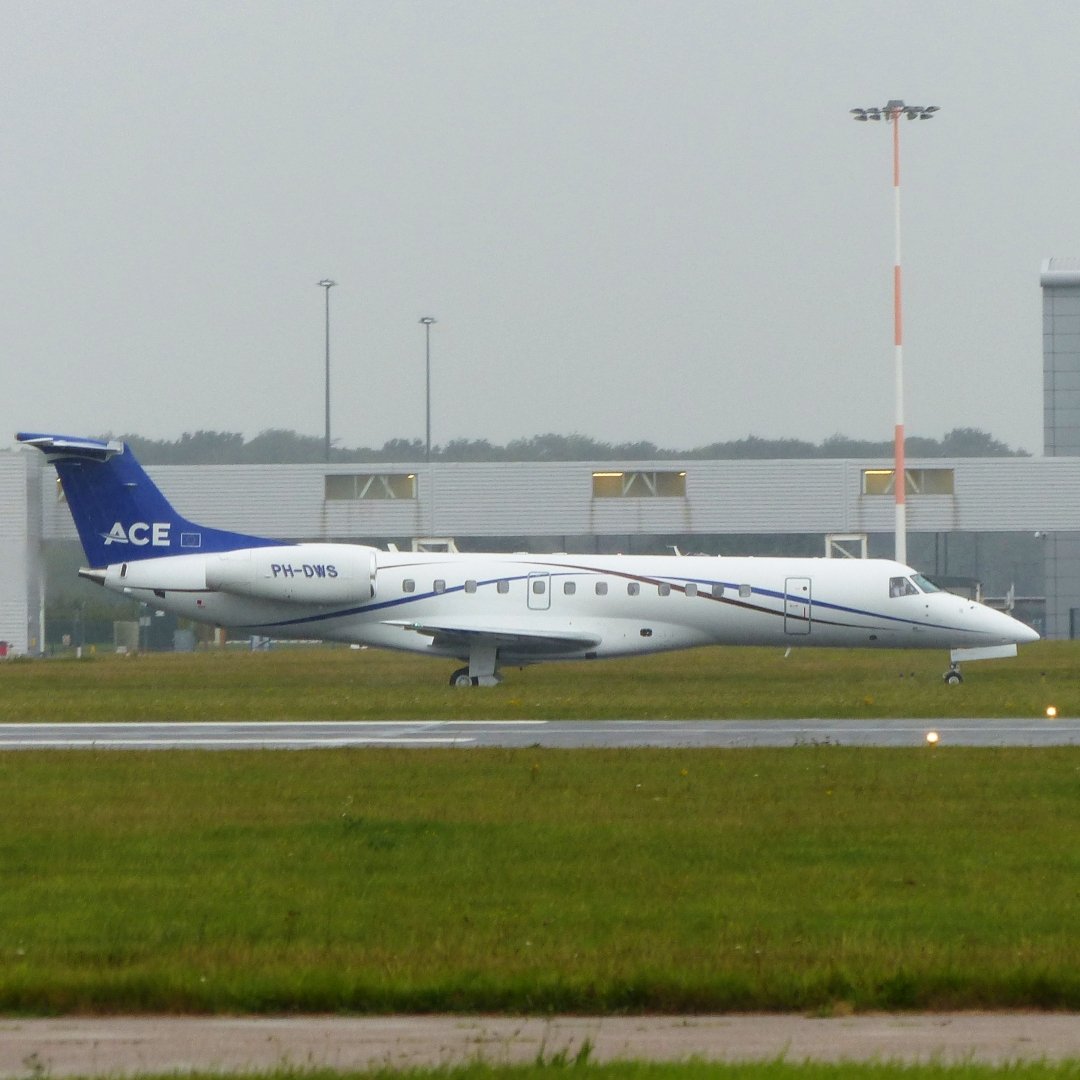 Michaelflying28's tweet photo. JetNetherlands Embraer ERJ-135LR PH-DWS landing Doncaster Airport from Maastricht Airport 2.9.20. The aircraft was formerly operated by American Eagle before being acquired by JetNetherlands in May 2018.
#jetnetherlands #embraer #embraer135 #e135 #e135lr #erj135 #erj https://t.co/iaz15FIKU5