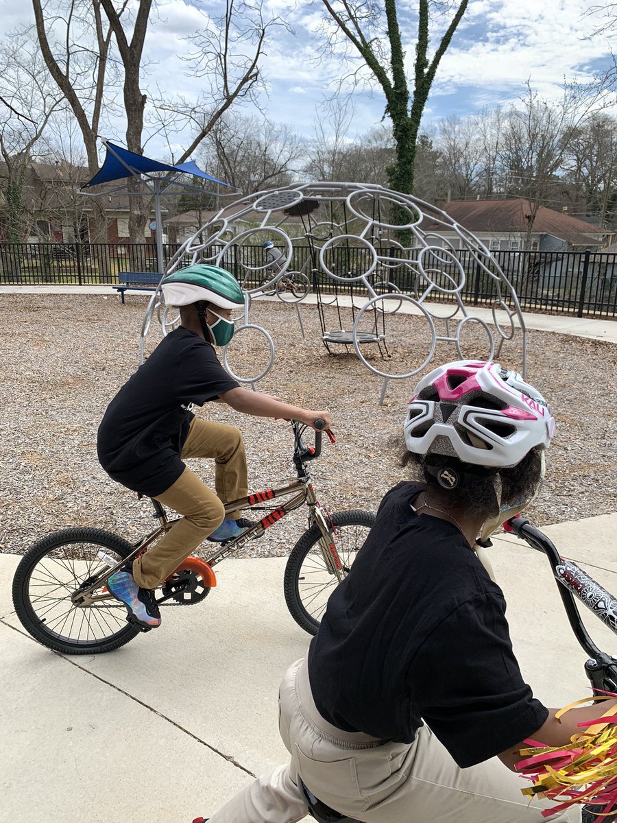 TAGMsRackston's tweet image. My #ChangeAgents are creating ways to ensure the safety of cyclist while redesigning blocks/streets of #OurCascade so we had to review Bike Safety and exercise! Thanks @atlantabike 🚴🏿‍♂️🚴🏾‍♀️ Watch us exercise while reducing our carbon 🦶🏾 and air pollution at @APSTAGAcademy