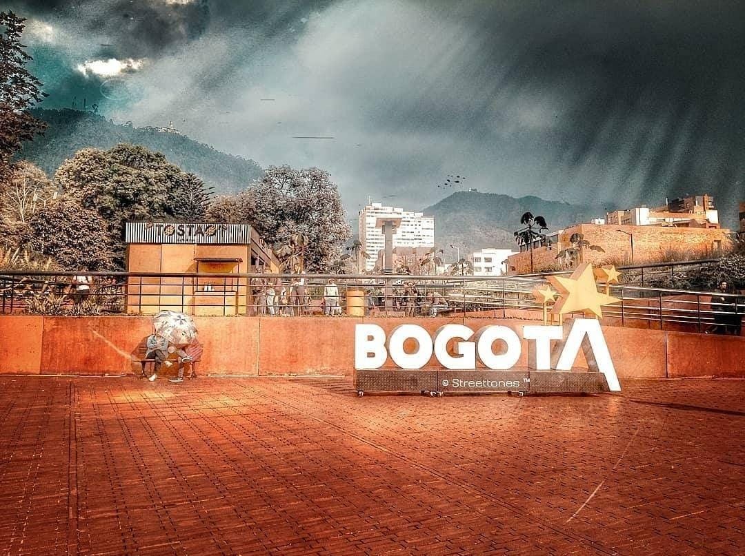 visitbogotaco's tweet photo. ¡El viaje que comienza antes de viajar y que no termina nunca!
Descubre Bogotá y vive el viaje que siempre permanecerá en tu corazón y en tus sentidos. 
📸 @_streettones_pb https://t.co/fDIDnld3FQ